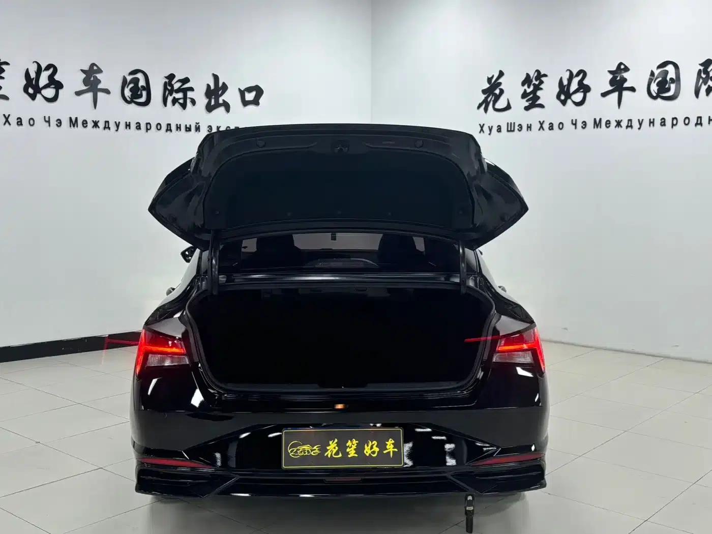 Hyundai Elantra 2022 1.5L CVT LUX Premium Edition — миниатюра 7