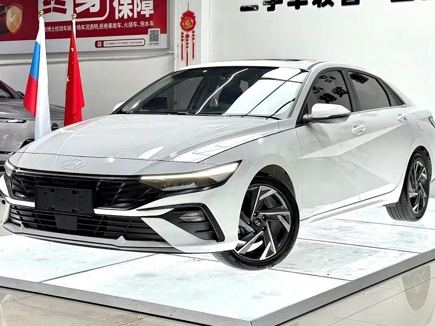 Hyundai Elantra 2023 1.5L CVT LUX Premium Edition — миниатюра 1