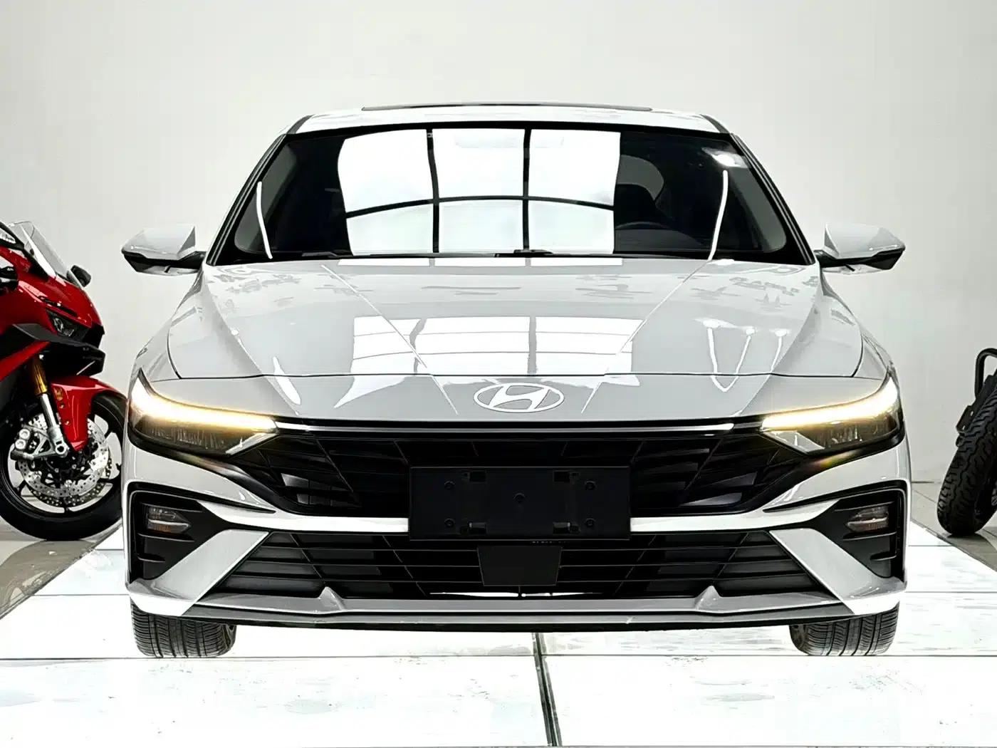 Hyundai Elantra 2023 1.5L CVT LUX Premium Edition — миниатюра 2