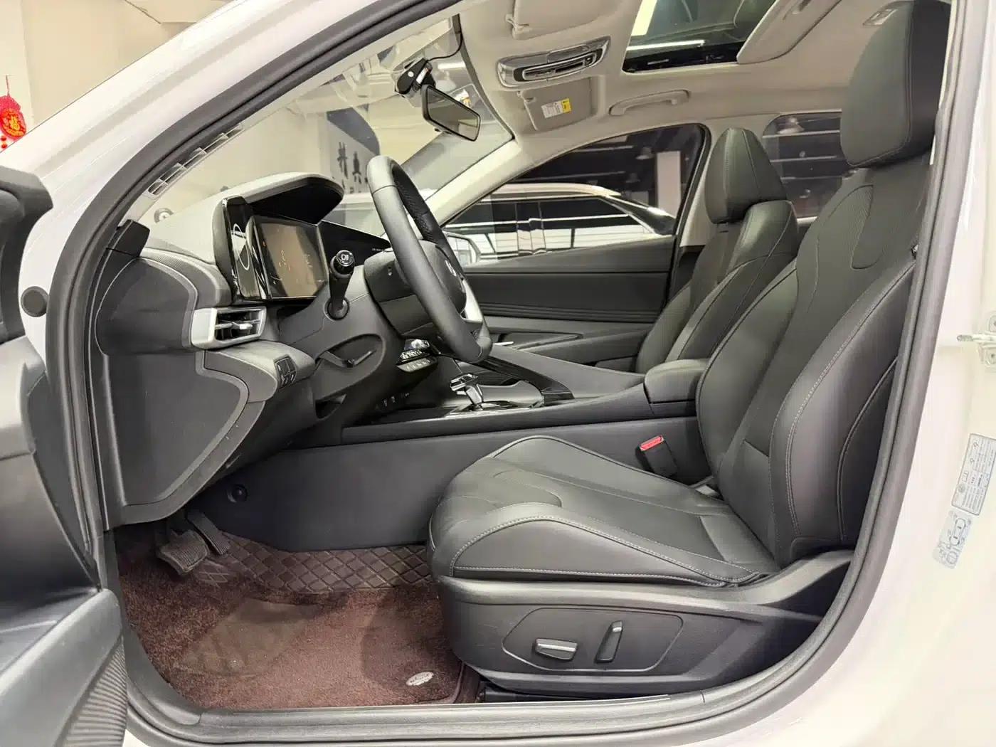 Hyundai Elantra 2023 1.5L CVT LUX Premium Edition — миниатюра 11