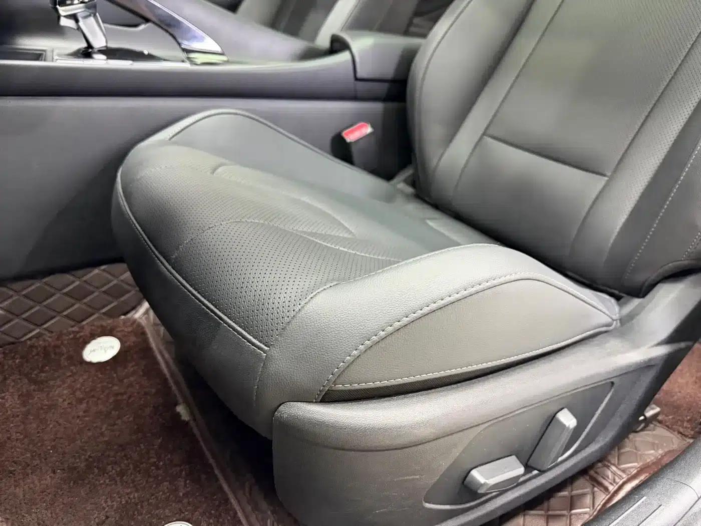 Hyundai Elantra 2023 1.5L CVT LUX Premium Edition — миниатюра 12