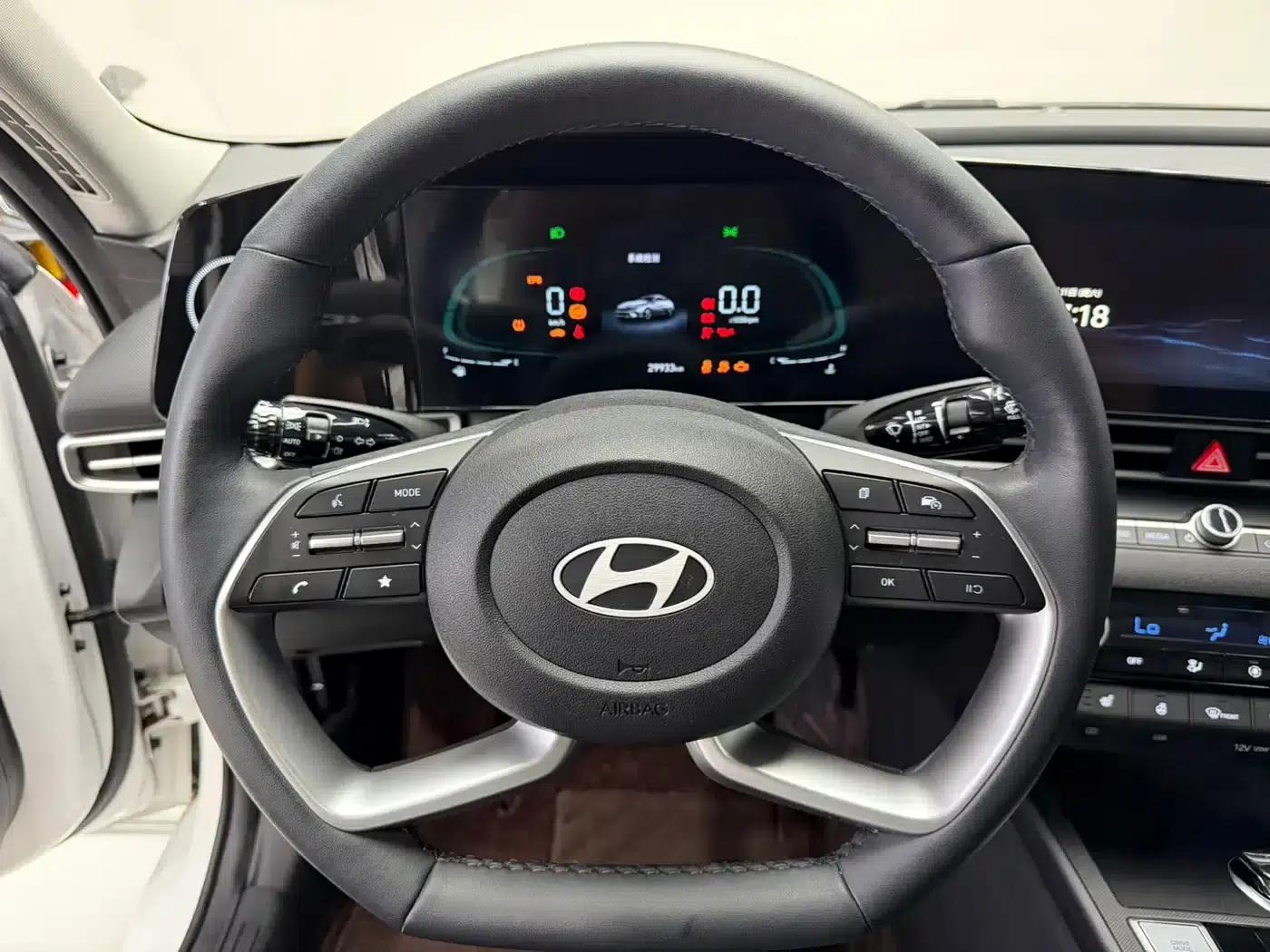 Hyundai Elantra 2023 1.5L CVT LUX Premium Edition — миниатюра 13