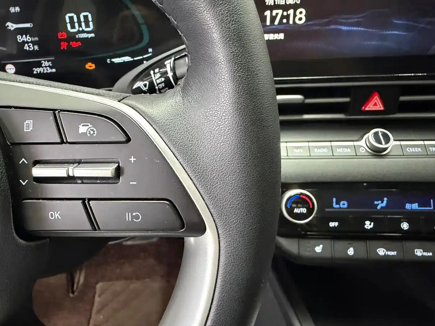Hyundai Elantra 2023 1.5L CVT LUX Premium Edition — миниатюра 14
