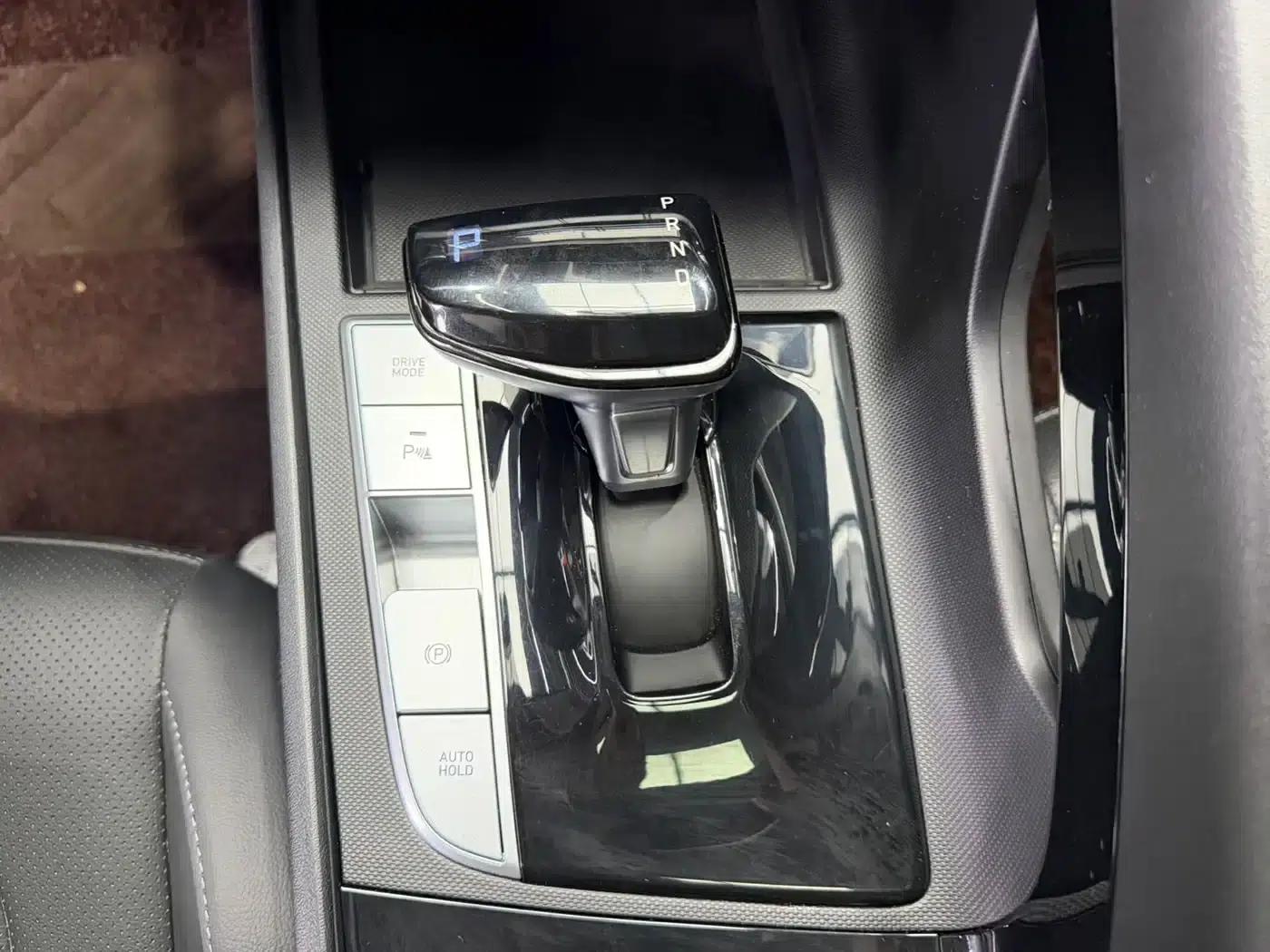 Hyundai Elantra 2023 1.5L CVT LUX Premium Edition — миниатюра 15