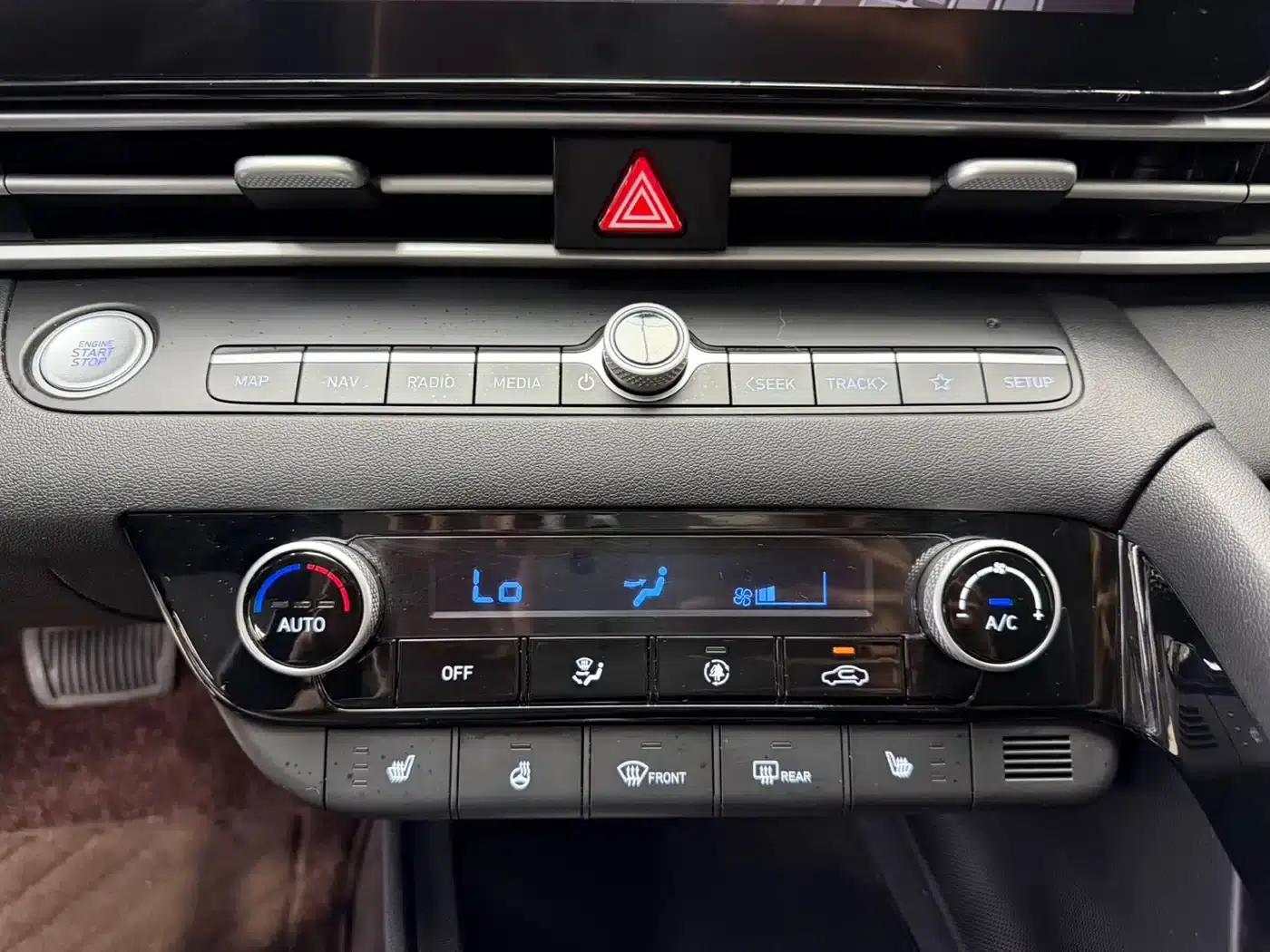 Hyundai Elantra 2023 1.5L CVT LUX Premium Edition — миниатюра 16