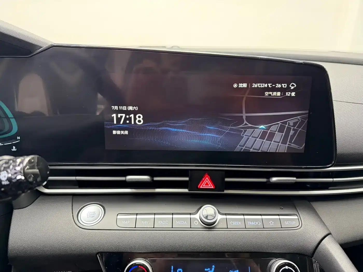 Hyundai Elantra 2023 1.5L CVT LUX Premium Edition — миниатюра 17