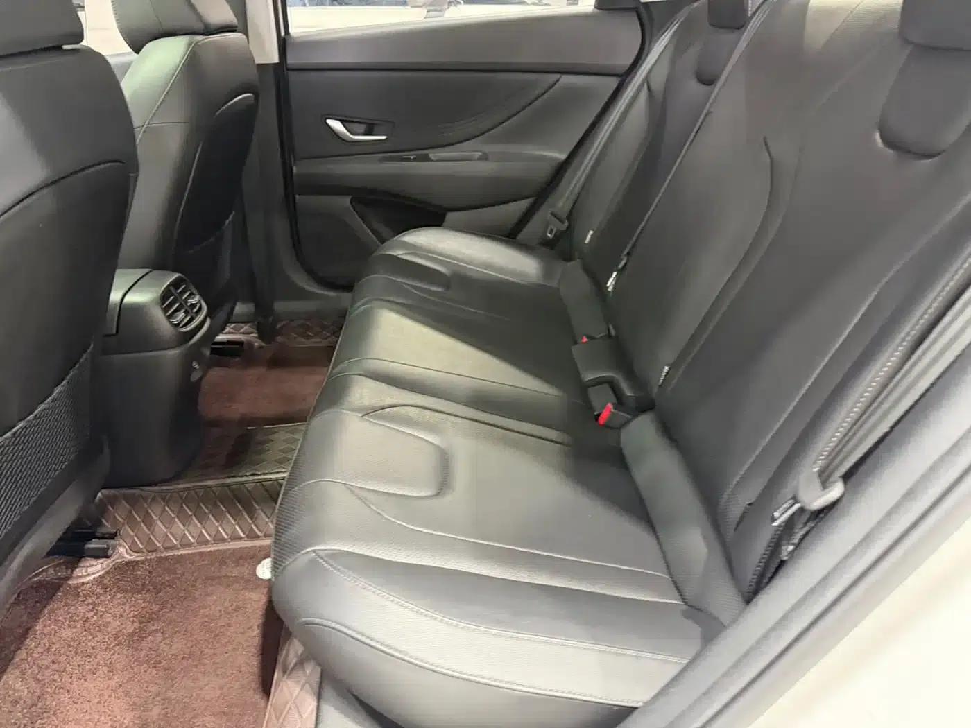 Hyundai Elantra 2023 1.5L CVT LUX Premium Edition — миниатюра 18