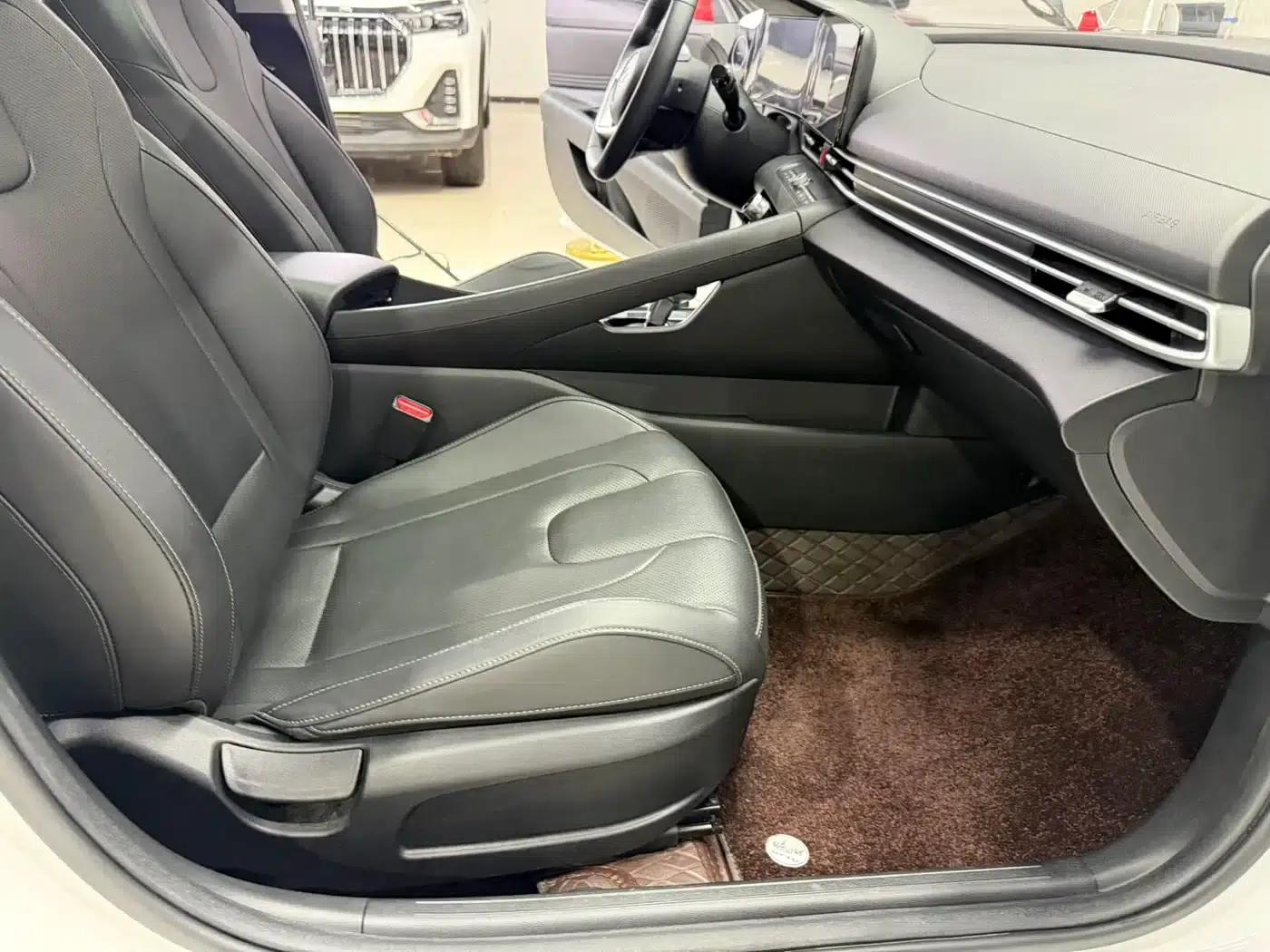 Hyundai Elantra 2023 1.5L CVT LUX Premium Edition — миниатюра 19