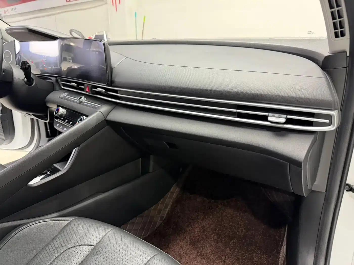 Hyundai Elantra 2023 1.5L CVT LUX Premium Edition — миниатюра 20