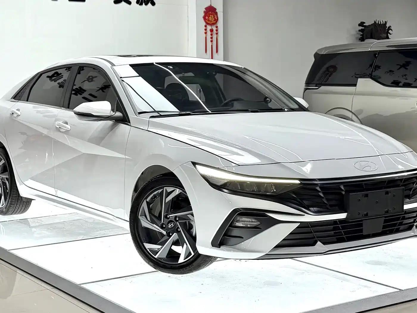 Hyundai Elantra 2023 1.5L CVT LUX Premium Edition — миниатюра 3
