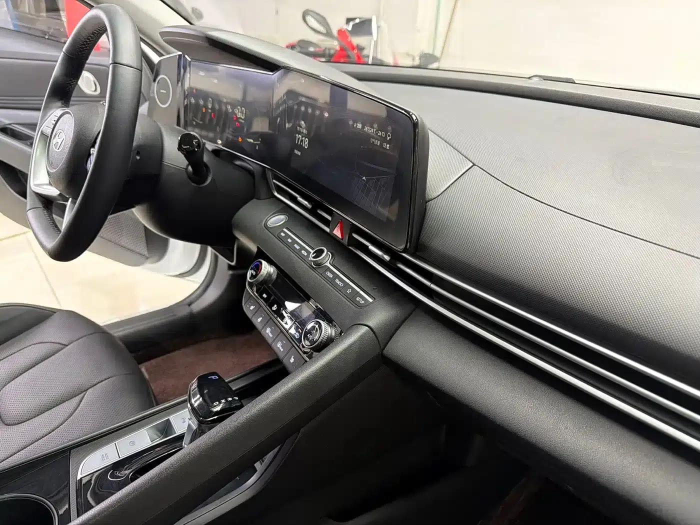 Hyundai Elantra 2023 1.5L CVT LUX Premium Edition — миниатюра 21