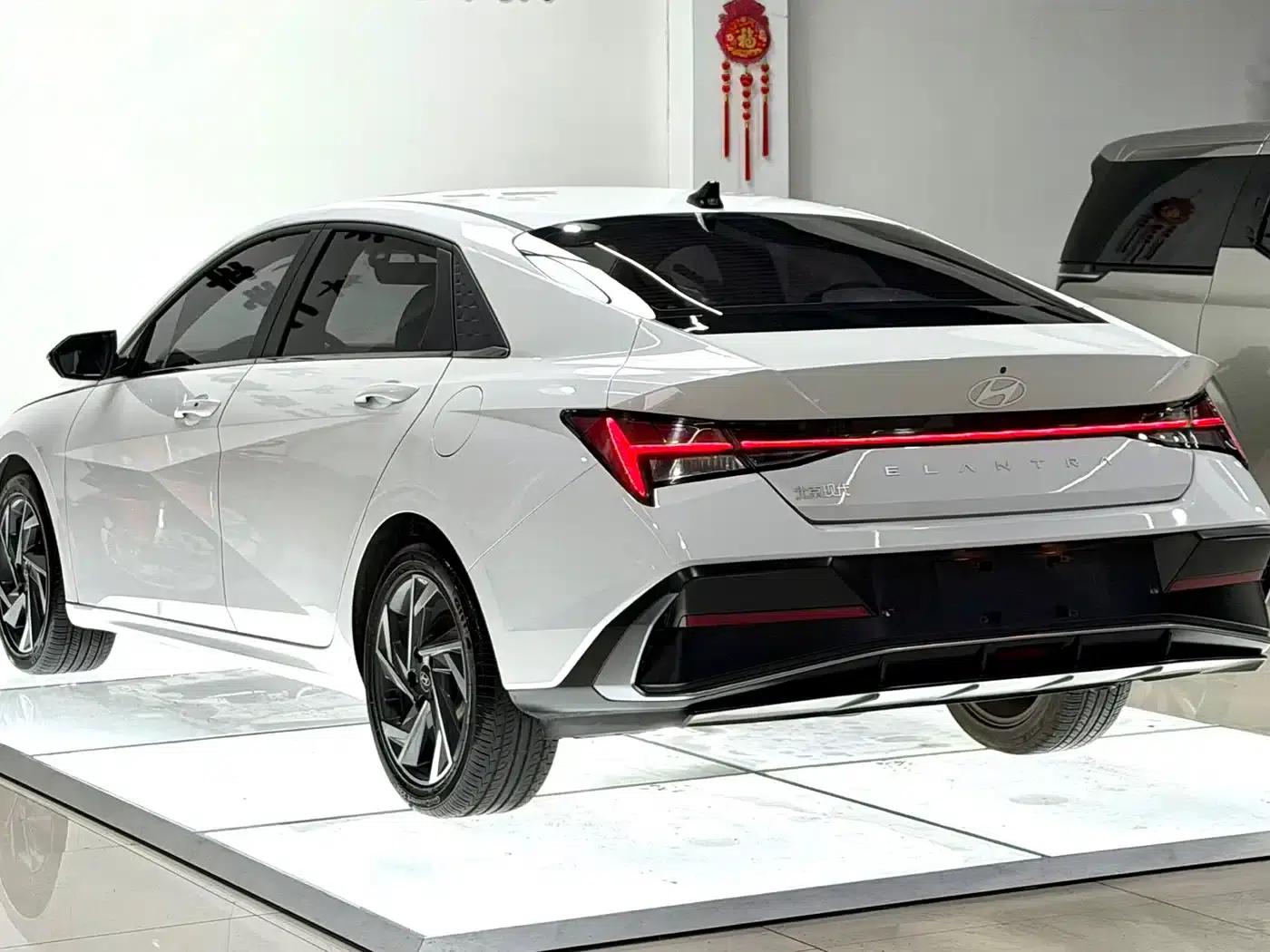 Hyundai Elantra 2023 1.5L CVT LUX Premium Edition — миниатюра 4