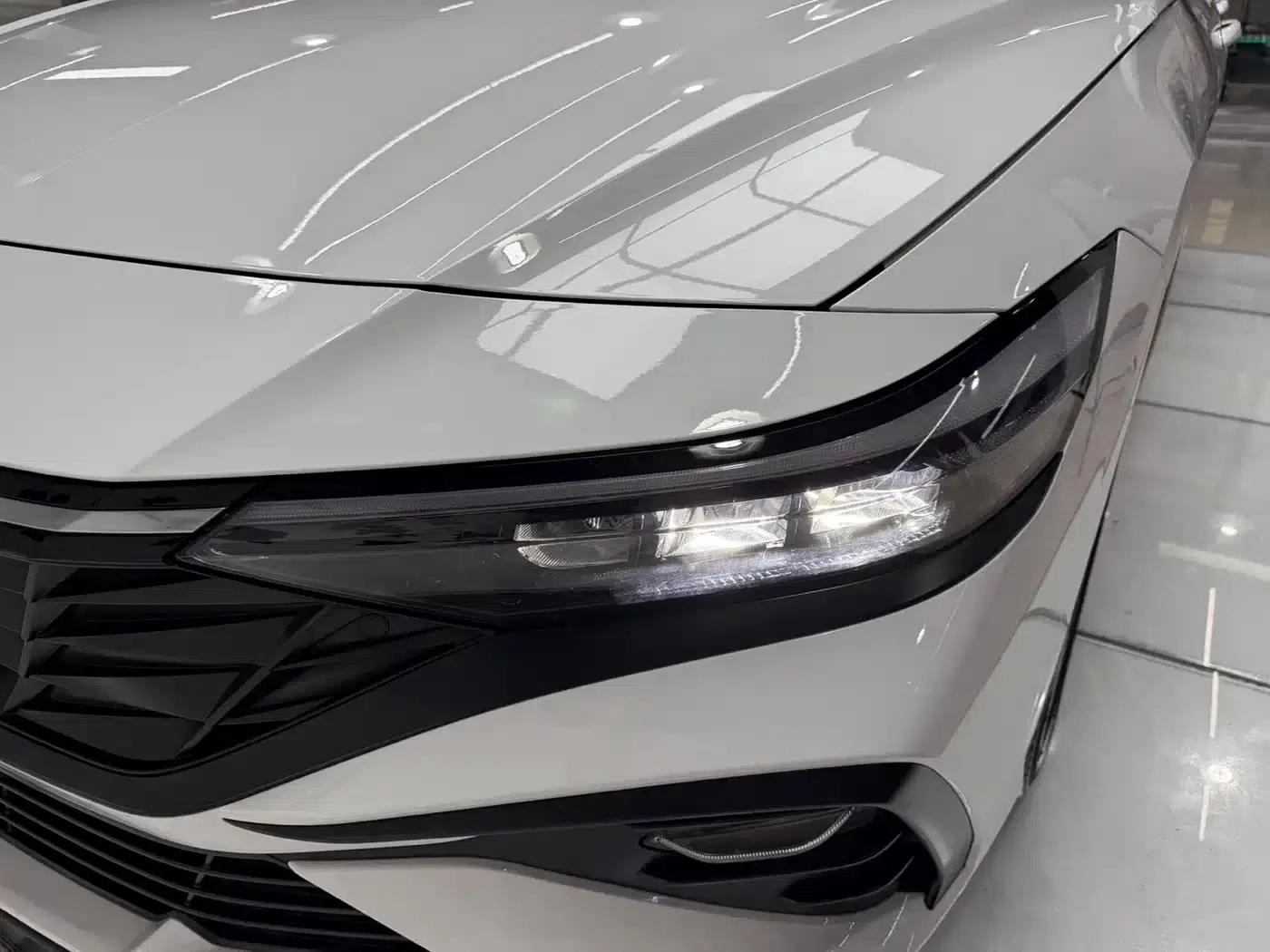 Hyundai Elantra 2023 1.5L CVT LUX Premium Edition — миниатюра 9