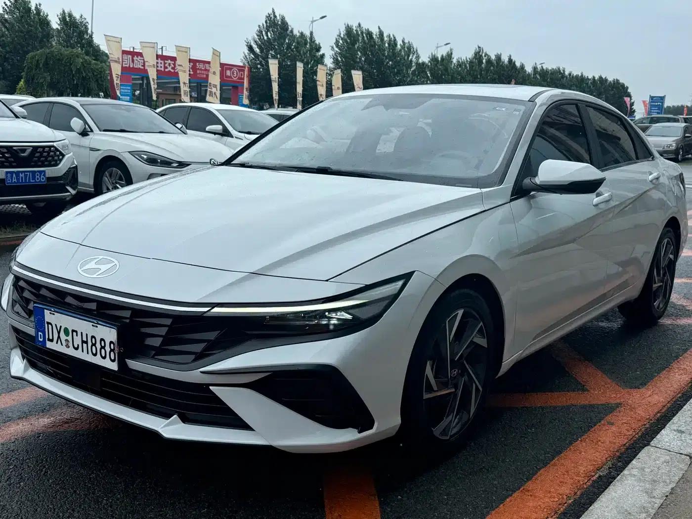 Hyundai Elantra 2023 1.5L CVT LUX Premium Edition — миниатюра 1