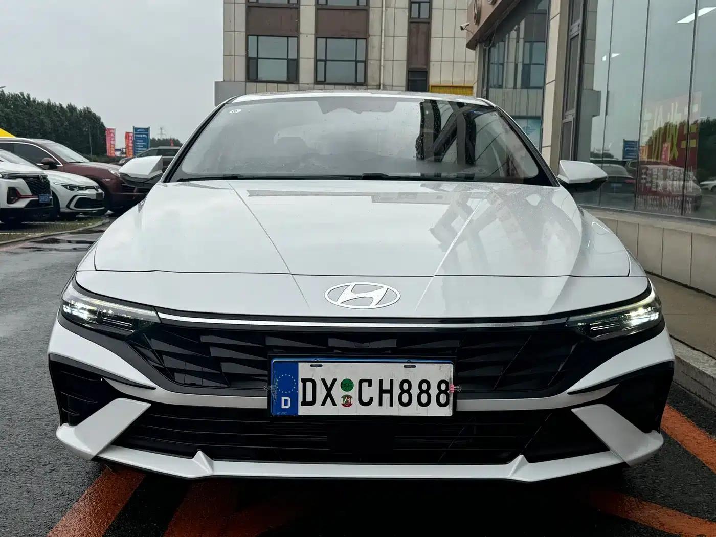 Hyundai Elantra 2023 1.5L CVT LUX Premium Edition — миниатюра 2