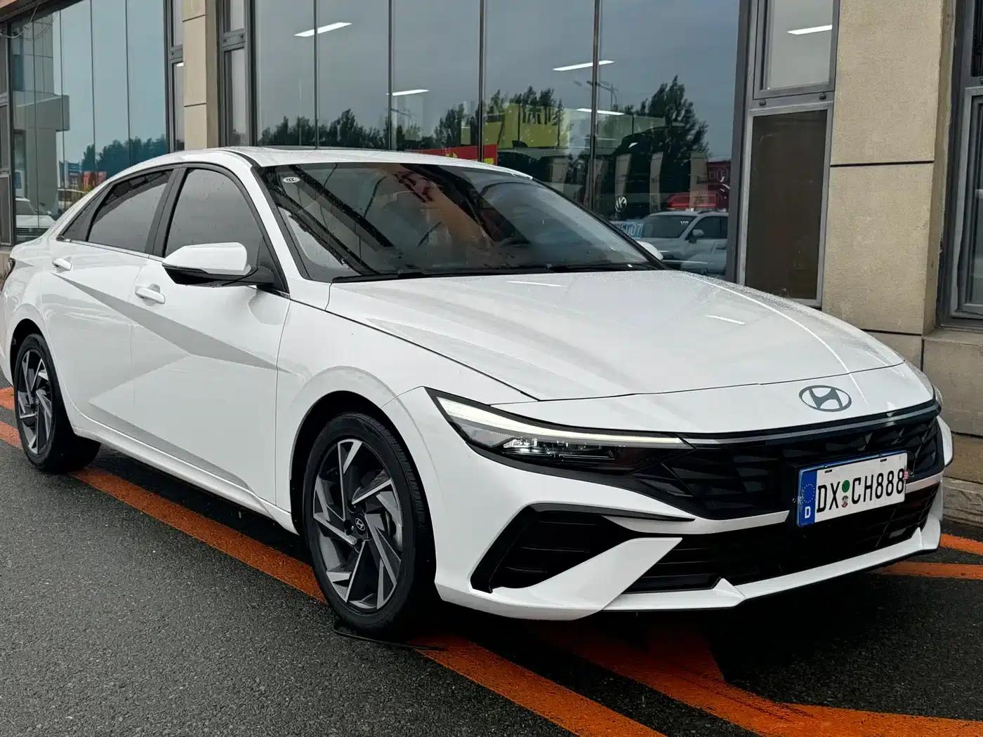 Hyundai Elantra 2023 1.5L CVT LUX Premium Edition — миниатюра 3