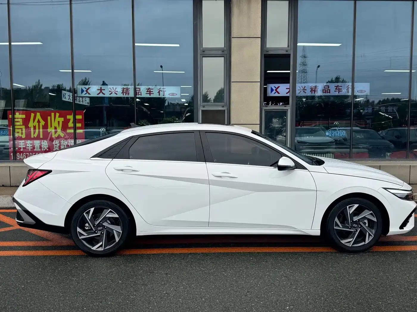 Hyundai Elantra 2023 1.5L CVT LUX Premium Edition — миниатюра 4