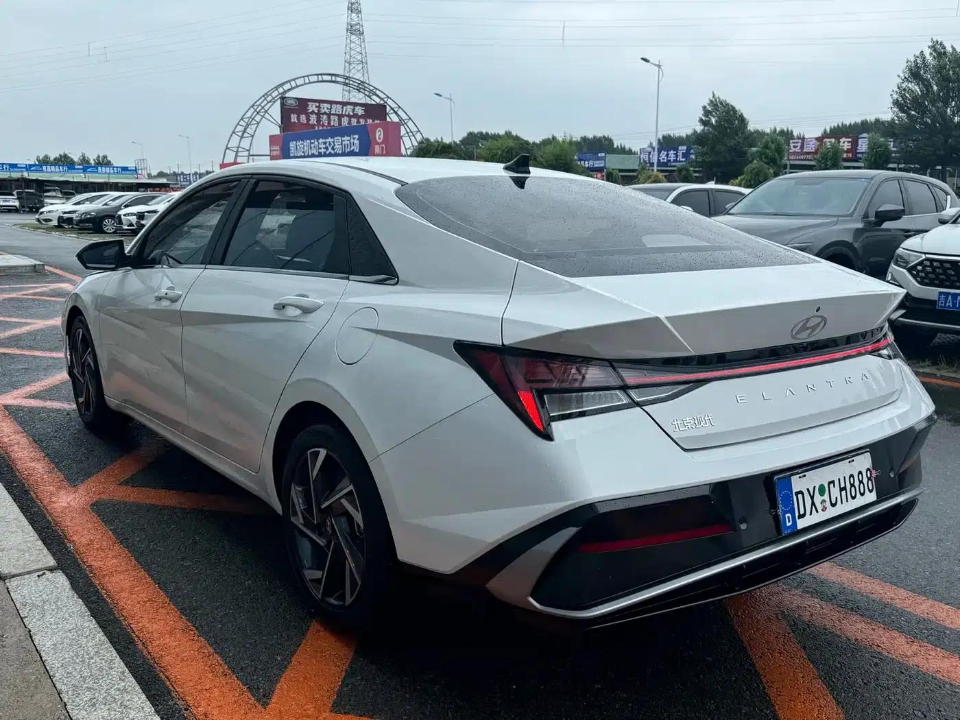 Hyundai Elantra 2023 1.5L CVT LUX Premium Edition — миниатюра 6
