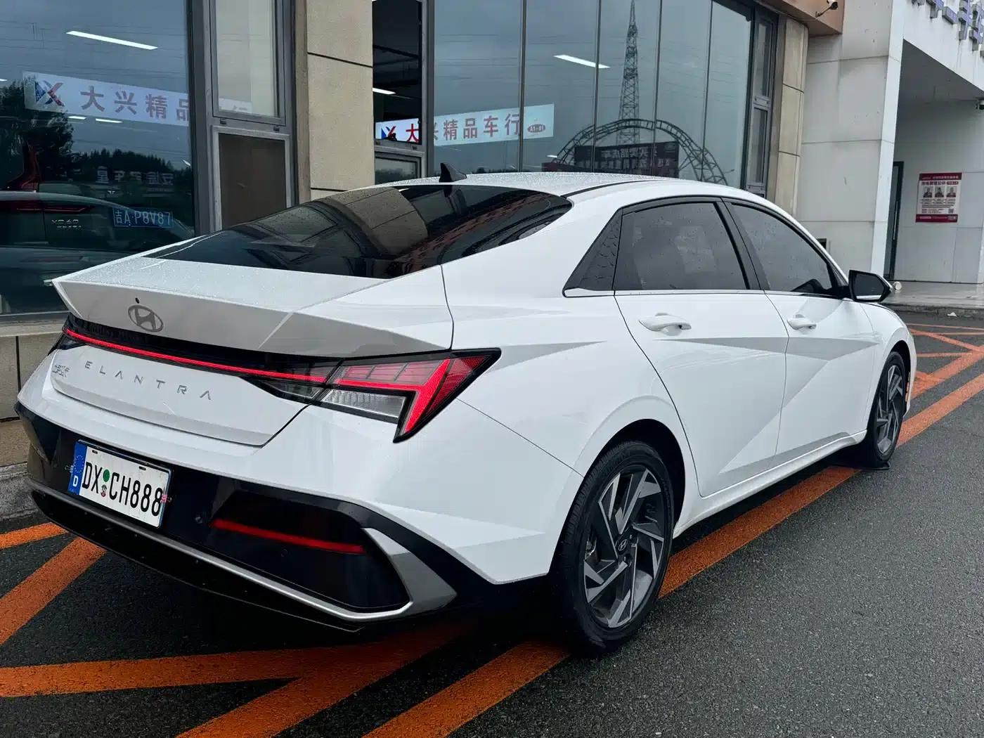 Hyundai Elantra 2023 1.5L CVT LUX Premium Edition — миниатюра 7