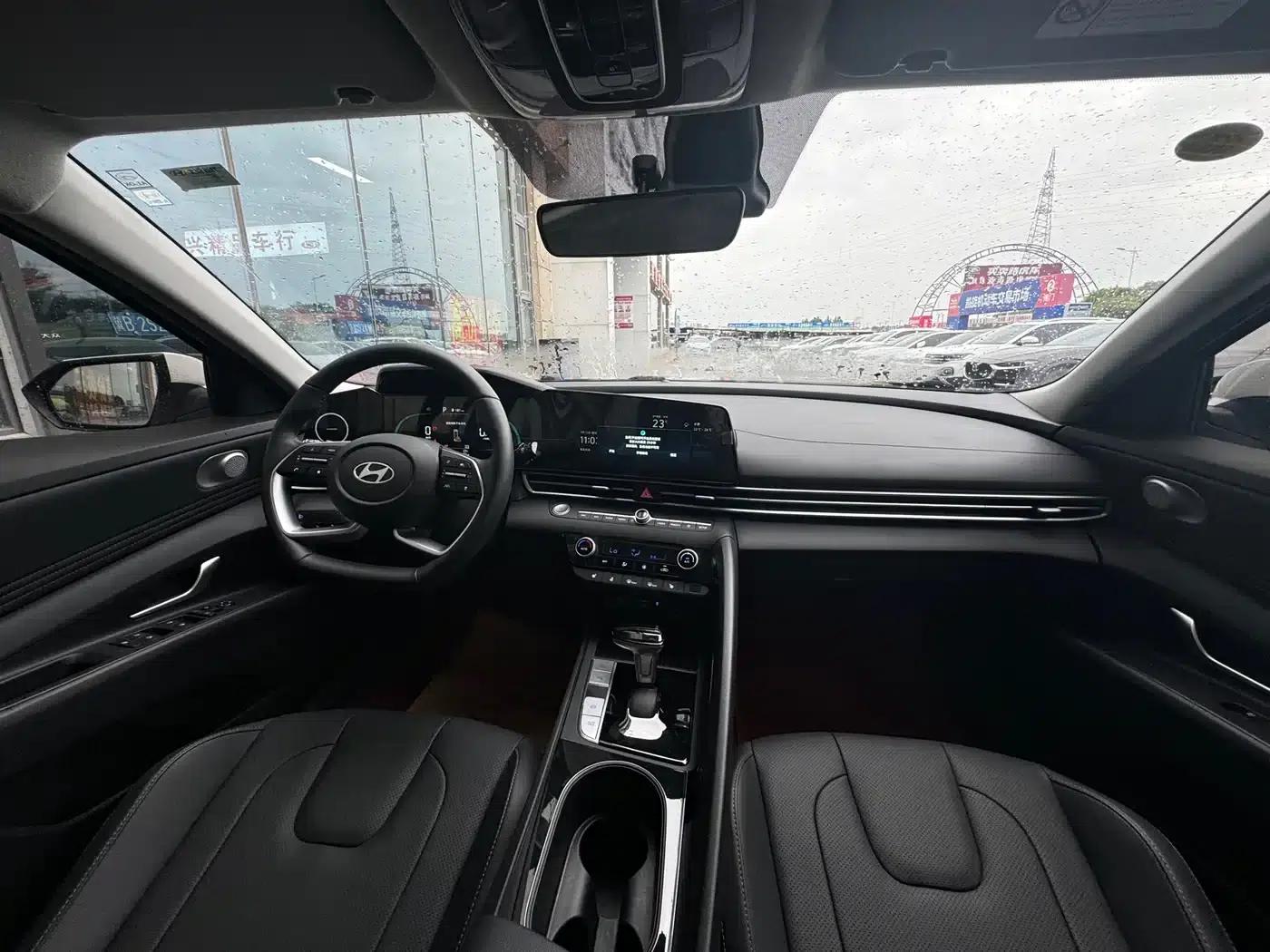 Hyundai Elantra 2023 1.5L CVT LUX Premium Edition — миниатюра 8