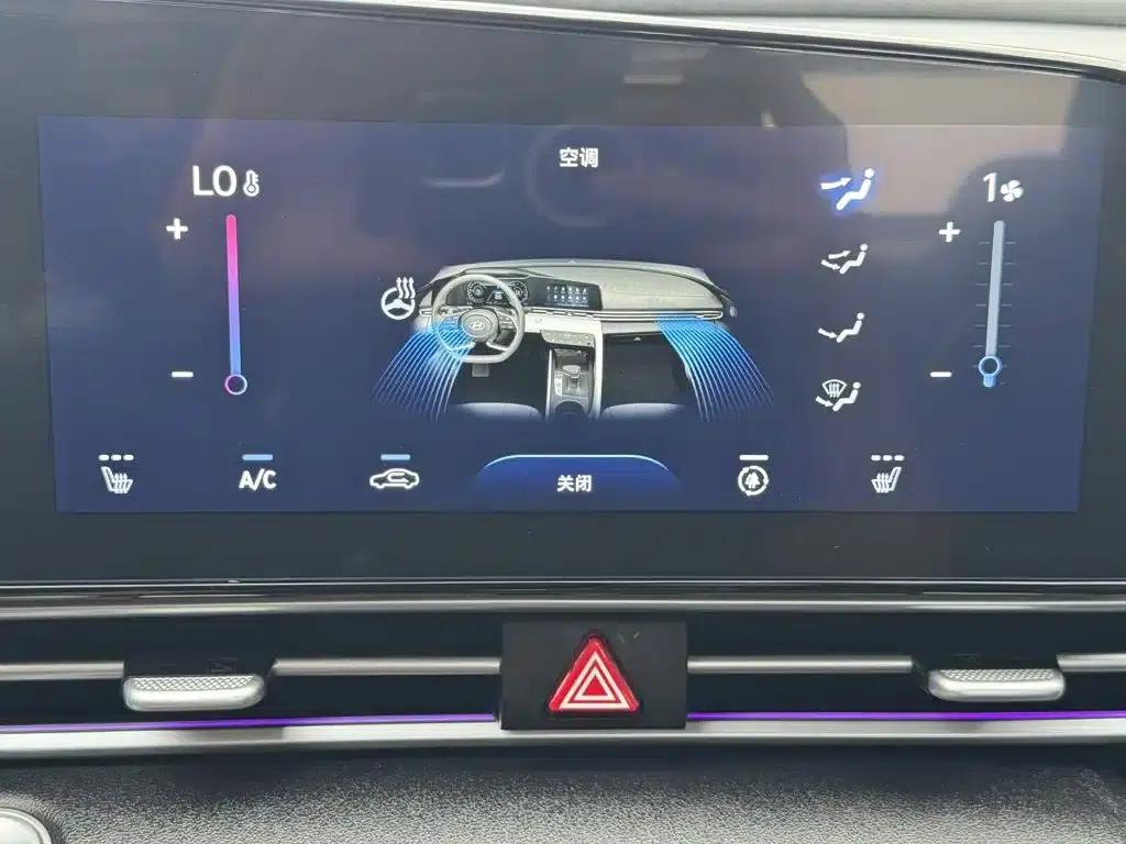 Hyundai Elantra 2022 1.5L CVT 20th Anniversary Edition — миниатюра 6