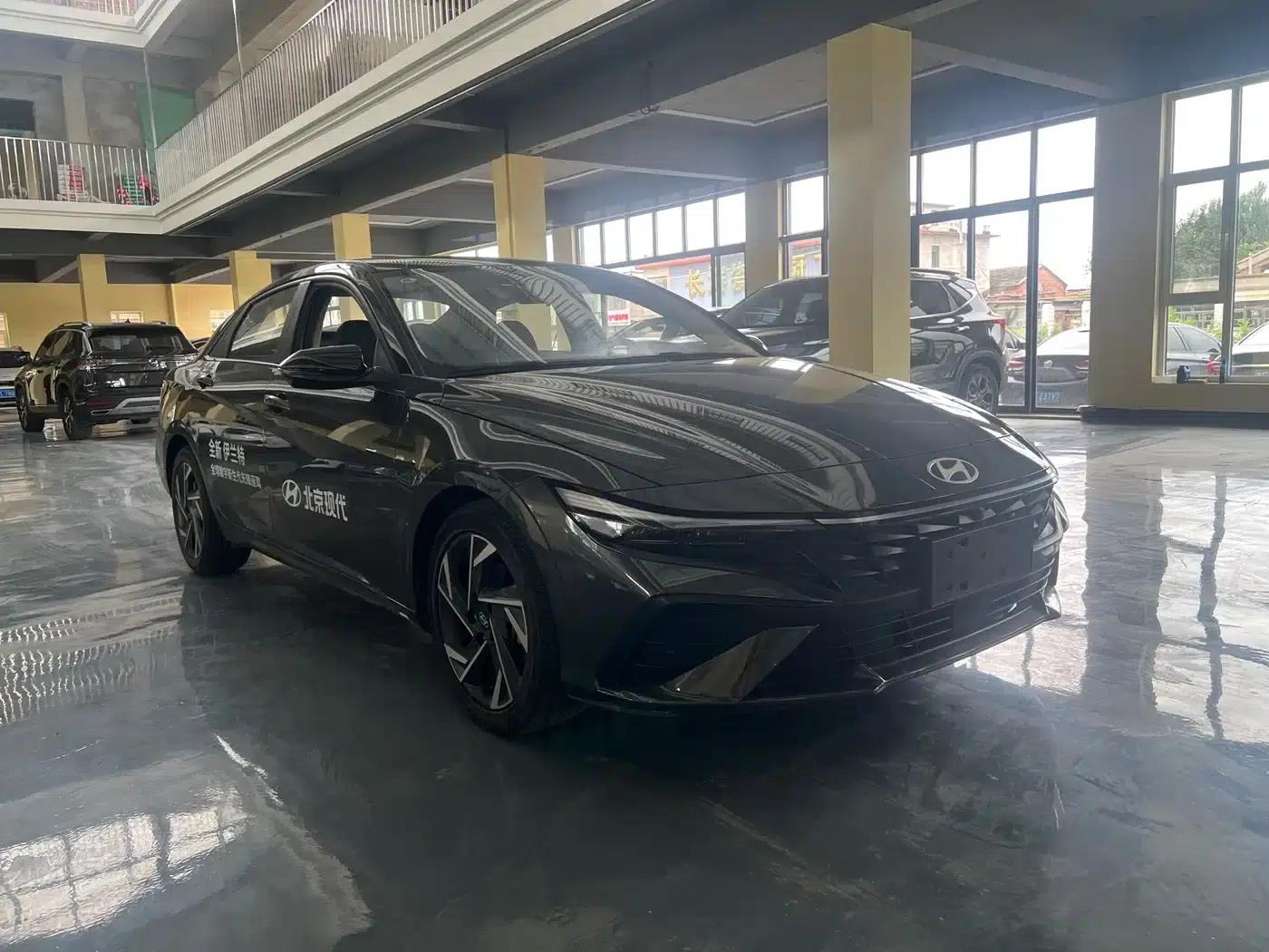 Hyundai Elantra 2023 1.5L CVT TOP Flagship Edition — миниатюра 2