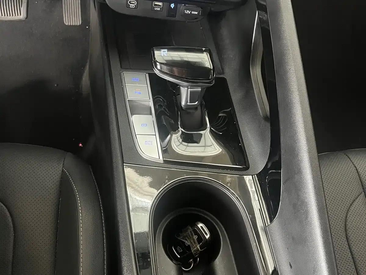 Hyundai Elantra 2023 1.5L CVT TOP Flagship Edition — миниатюра 17
