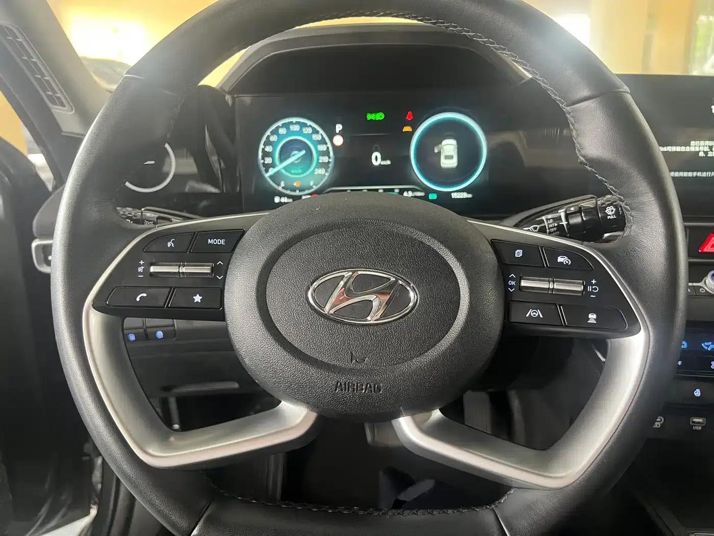 Hyundai Elantra 2023 1.5L CVT TOP Flagship Edition — миниатюра 19
