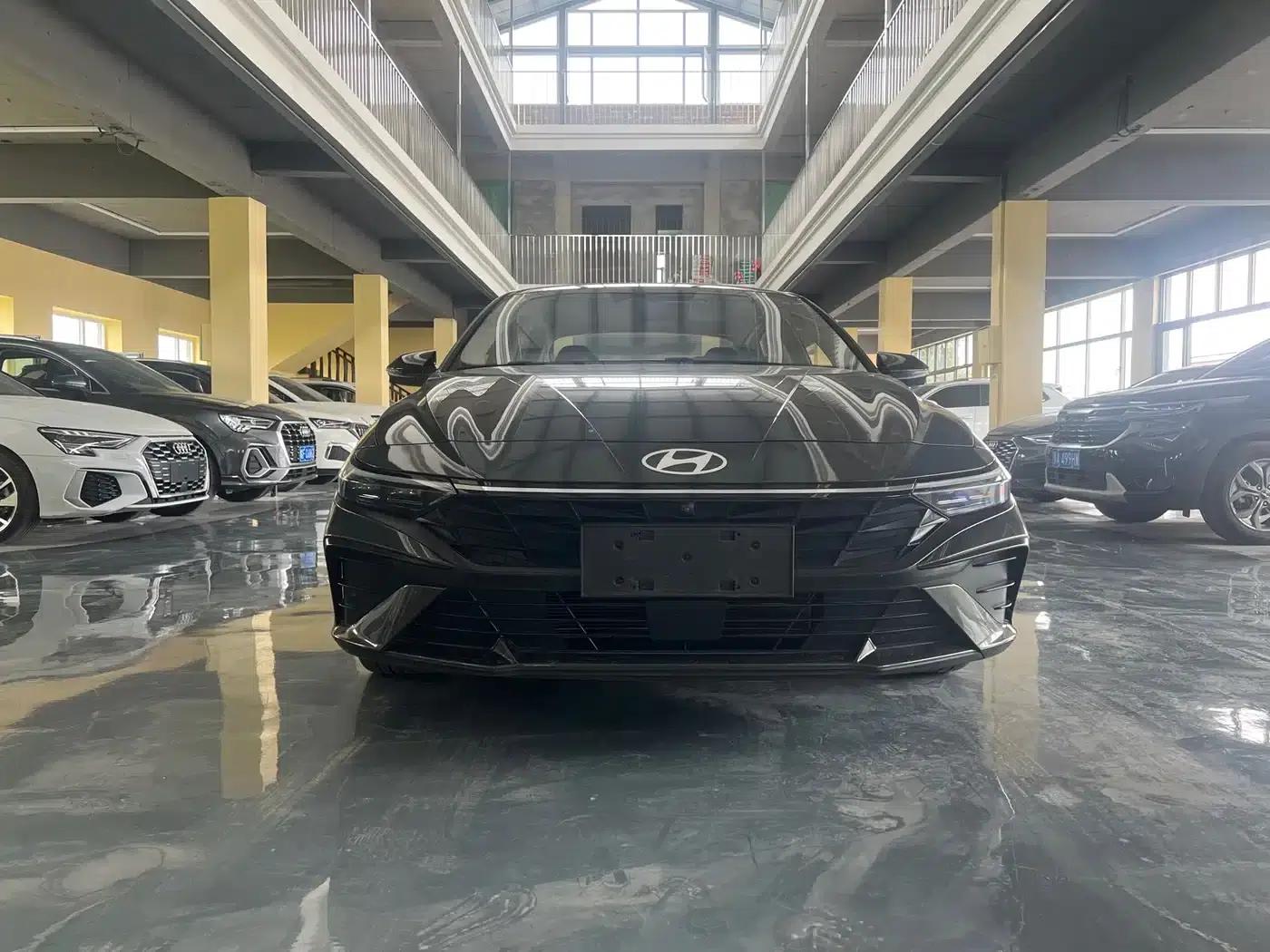 Hyundai Elantra 2023 1.5L CVT TOP Flagship Edition — миниатюра 3