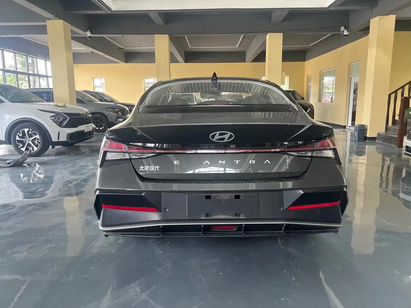 Hyundai Elantra 2023 1.5L CVT TOP Flagship Edition — миниатюра 4