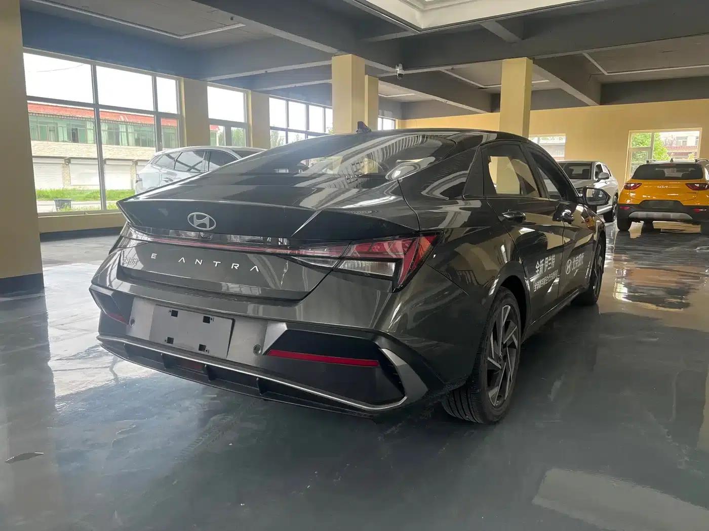 Hyundai Elantra 2023 1.5L CVT TOP Flagship Edition — миниатюра 5