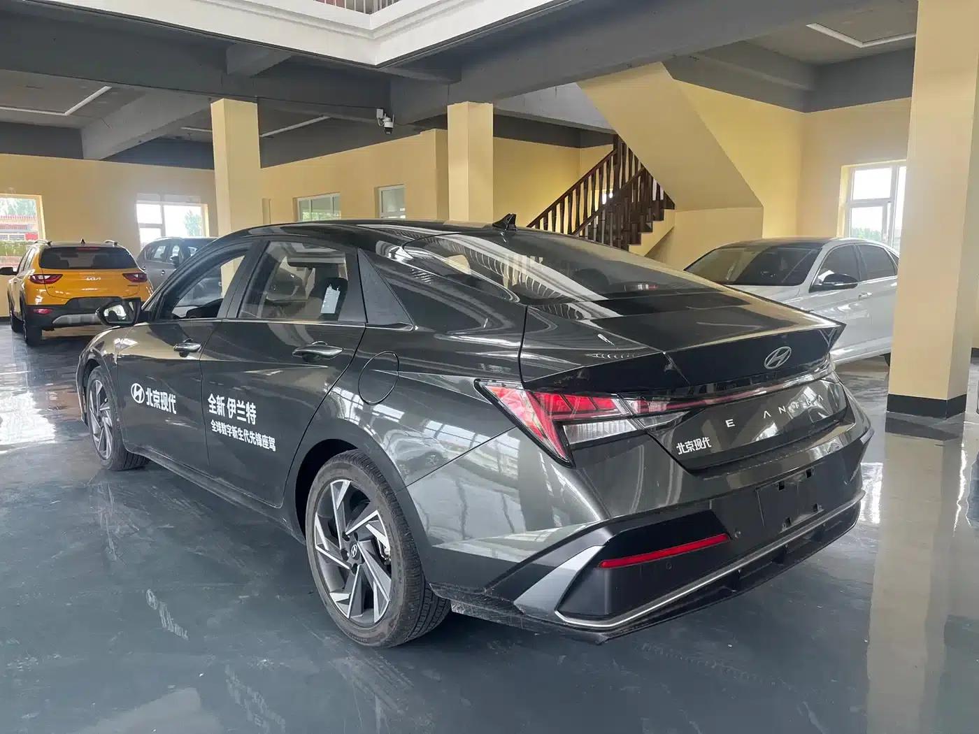 Hyundai Elantra 2023 1.5L CVT TOP Flagship Edition — миниатюра 6
