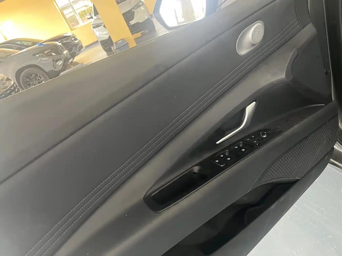 Hyundai Elantra 2023 1.5L CVT TOP Flagship Edition — миниатюра 9