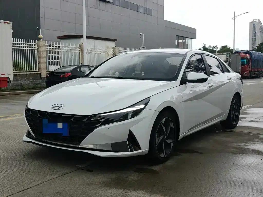 Hyundai Elantra 2022 1.5L CVT LUX Premium Edition — миниатюра 1