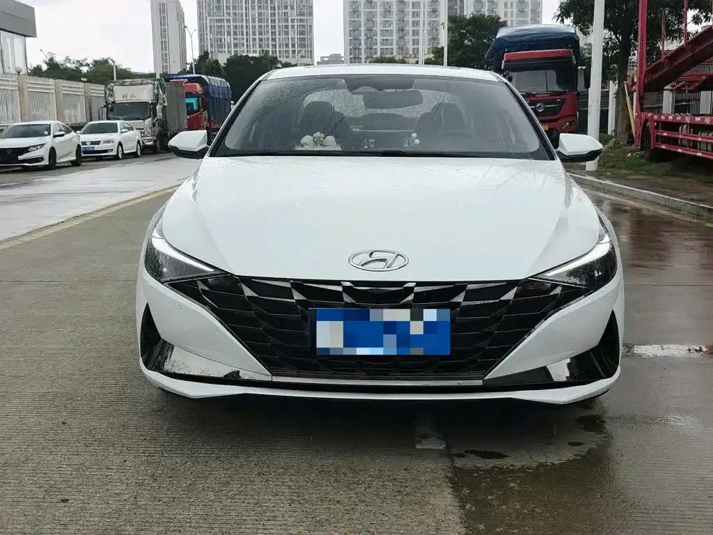 Hyundai Elantra 2022 1.5L CVT LUX Premium Edition — миниатюра 2
