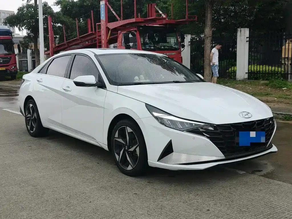 Hyundai Elantra 2022 1.5L CVT LUX Premium Edition — миниатюра 3