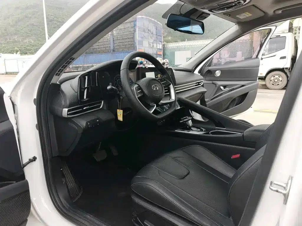 Hyundai Elantra 2022 1.5L CVT LUX Premium Edition — миниатюра 4