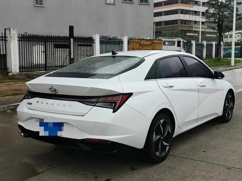 Hyundai Elantra 2022 1.5L CVT LUX Premium Edition — миниатюра 5