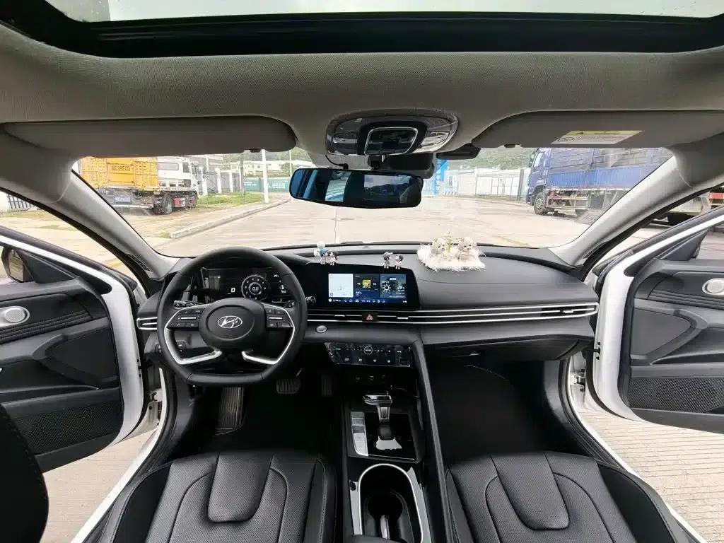 Hyundai Elantra 2022 1.5L CVT LUX Premium Edition — миниатюра 6
