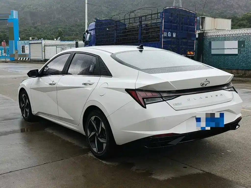 Hyundai Elantra 2022 1.5L CVT LUX Premium Edition — миниатюра 8