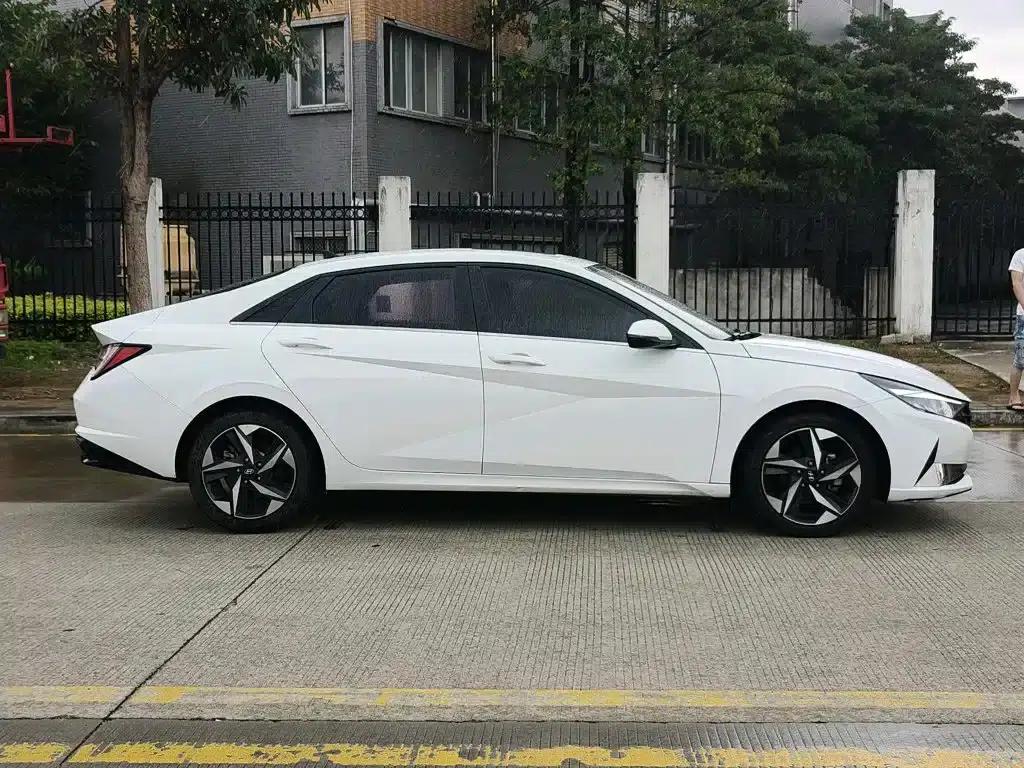 Hyundai Elantra 2022 1.5L CVT LUX Premium Edition — миниатюра 9