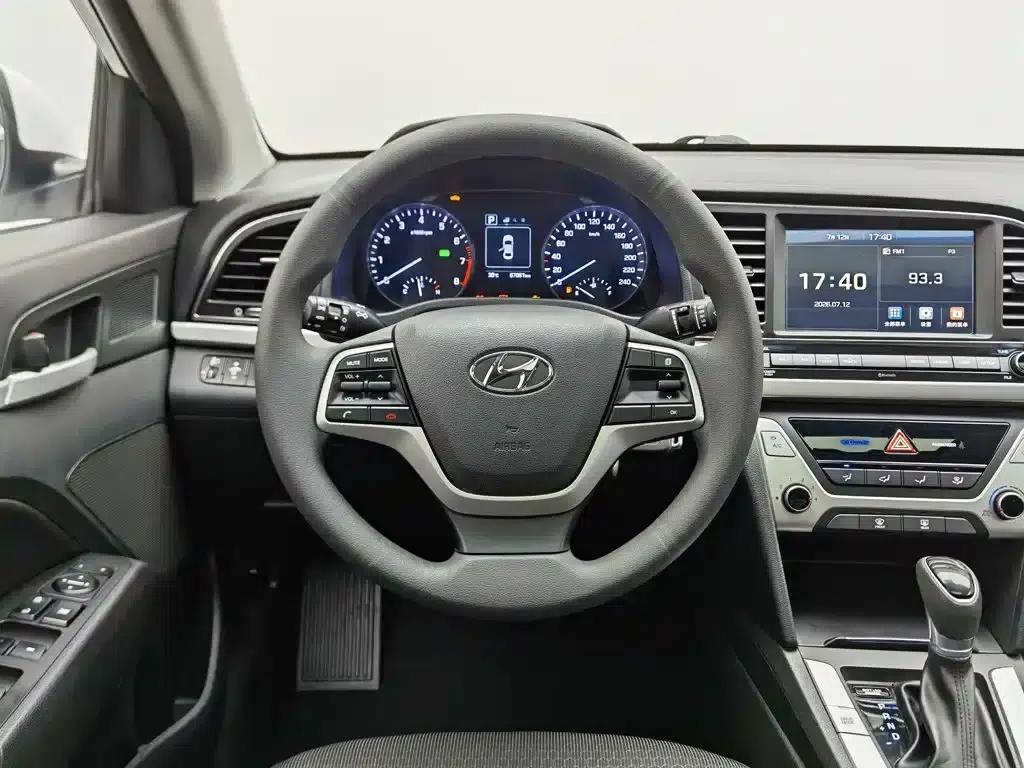 Hyundai Elantra 2016 1.6L Automatic Smart Elite Edition — миниатюра 11