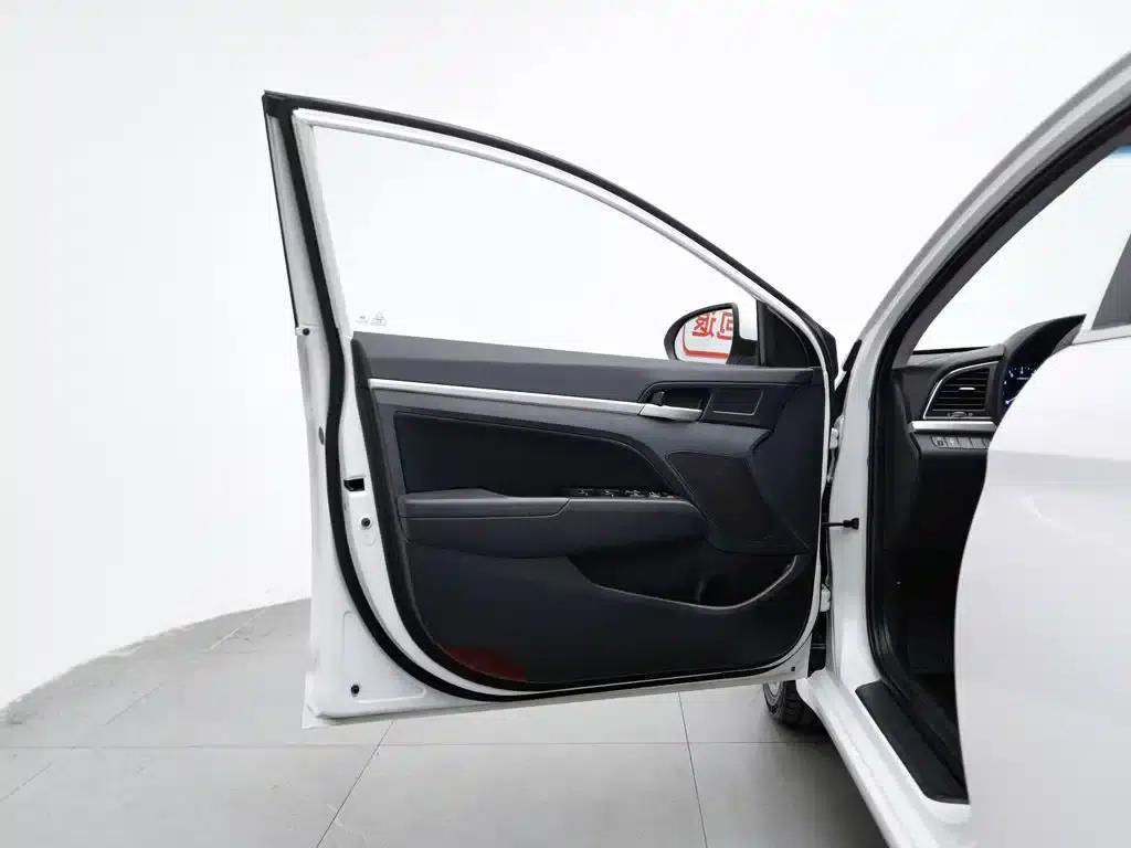 Hyundai Elantra 2016 1.6L Automatic Smart Elite Edition — миниатюра 8