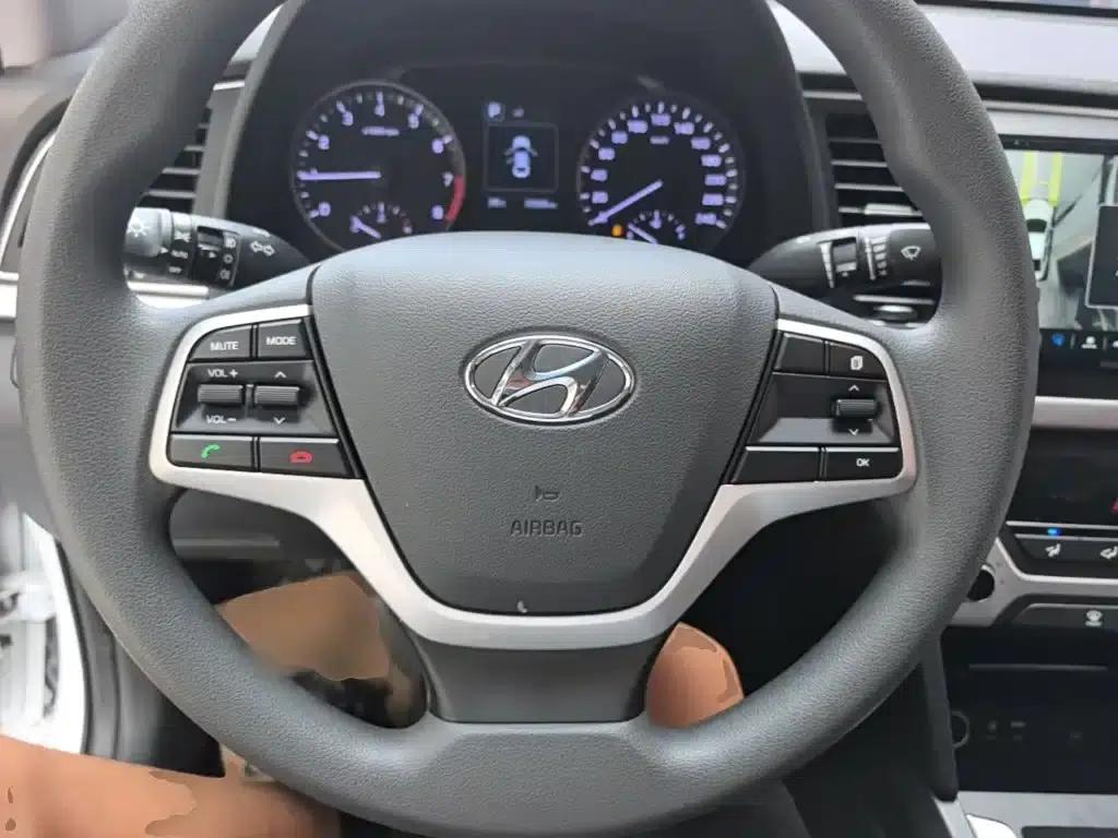Hyundai Elantra 2016 1.6L Automatic Smart Elite Edition — миниатюра 11