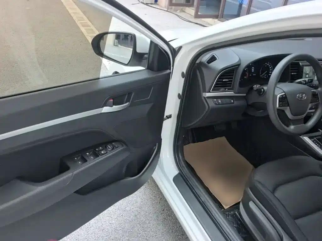 Hyundai Elantra 2016 1.6L Automatic Smart Elite Edition — миниатюра 16