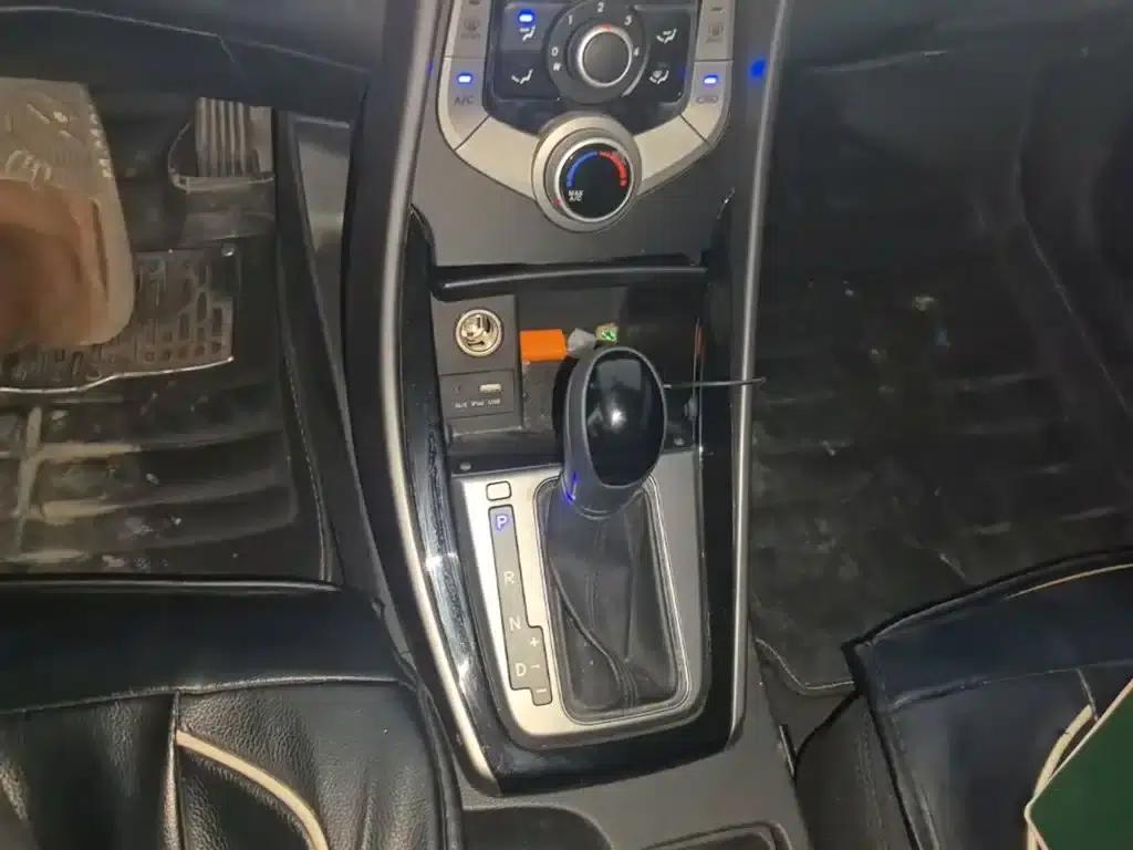 Hyundai Elantra 2016 1.6L Automatic Premium Edition — миниатюра 14