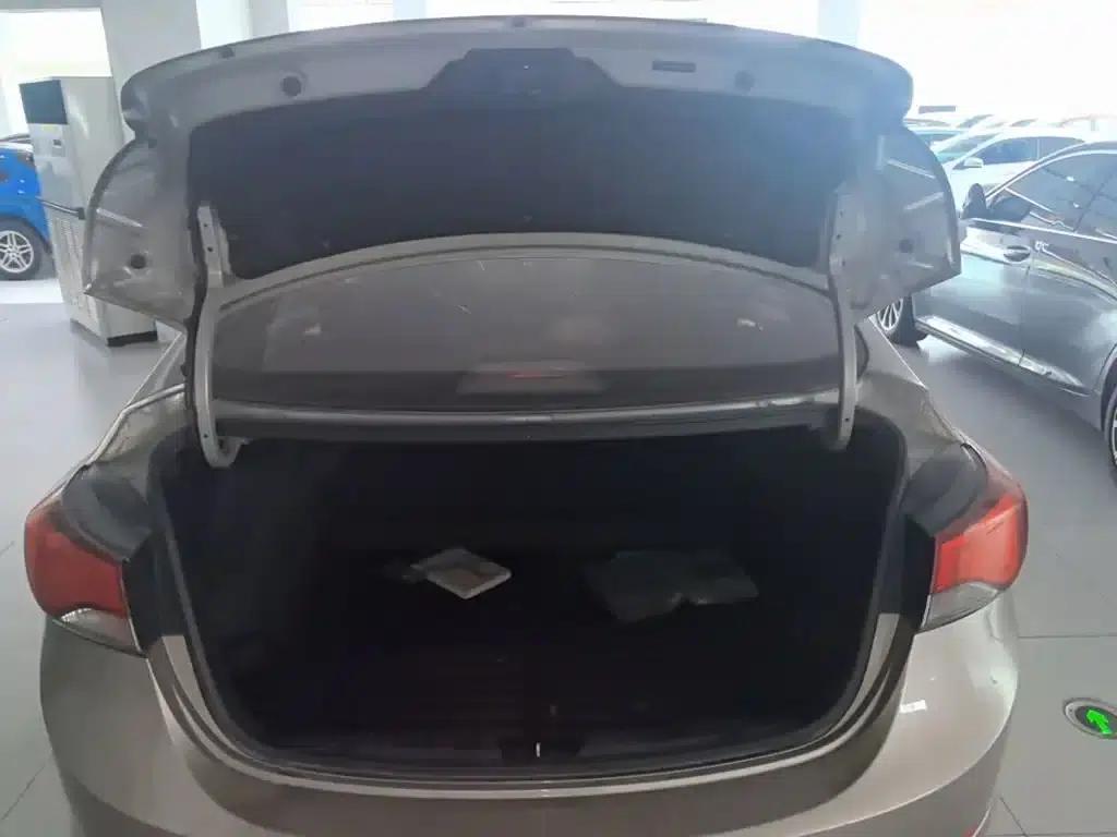 Hyundai Elantra 2016 1.6L Automatic Premium Edition — миниатюра 19