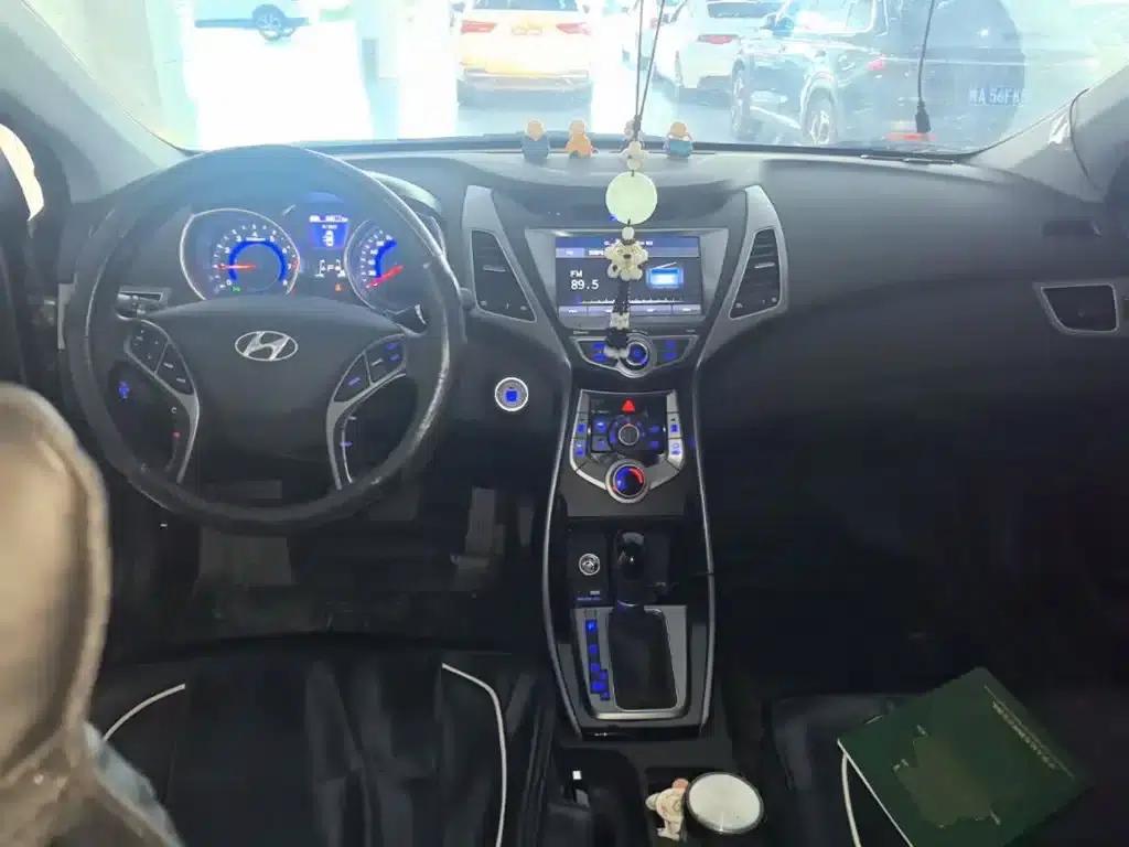 Hyundai Elantra 2016 1.6L Automatic Premium Edition — миниатюра 10