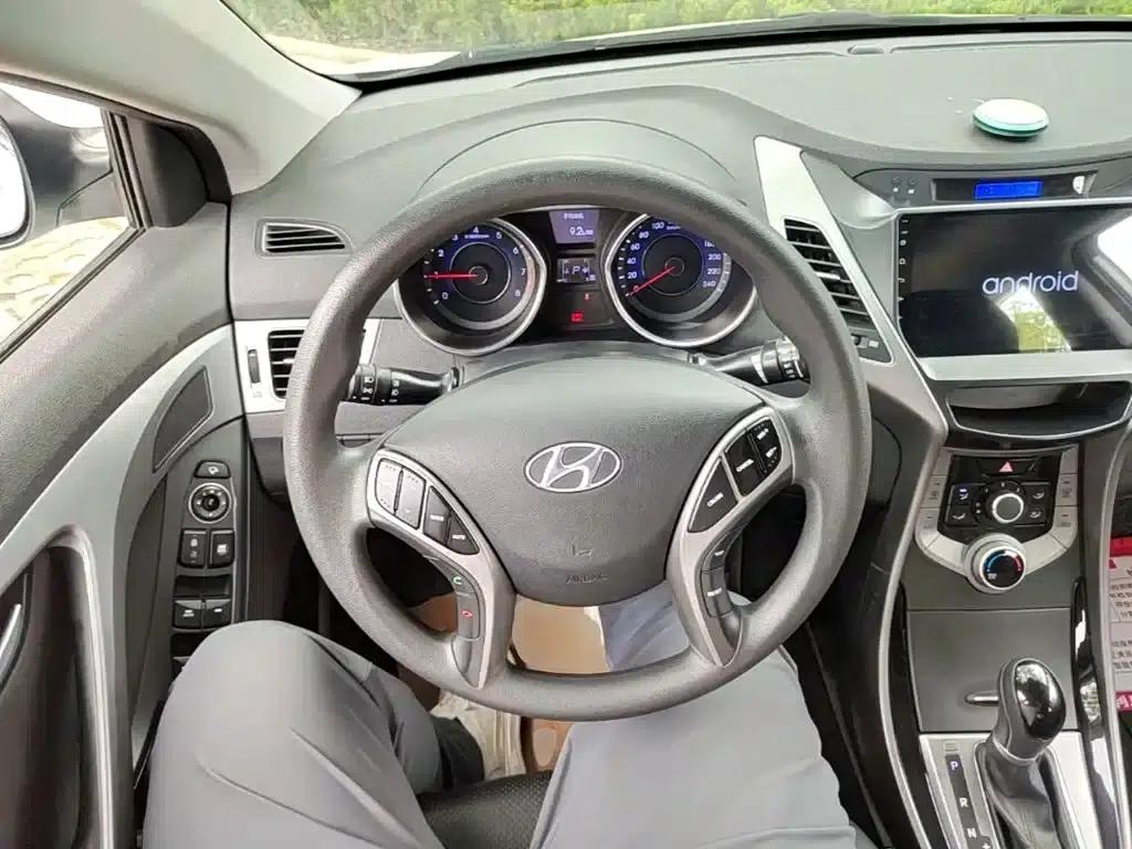 Hyundai Elantra 2015 1.6L Automatic Leading Edition — миниатюра 11