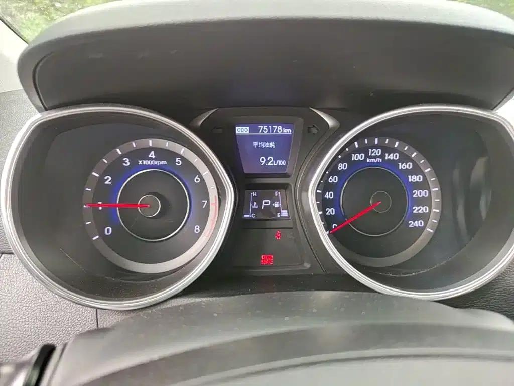 Hyundai Elantra 2015 1.6L Automatic Leading Edition — миниатюра 12